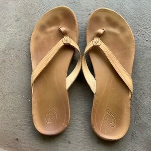 Olukai Aukai size 9. Tan.